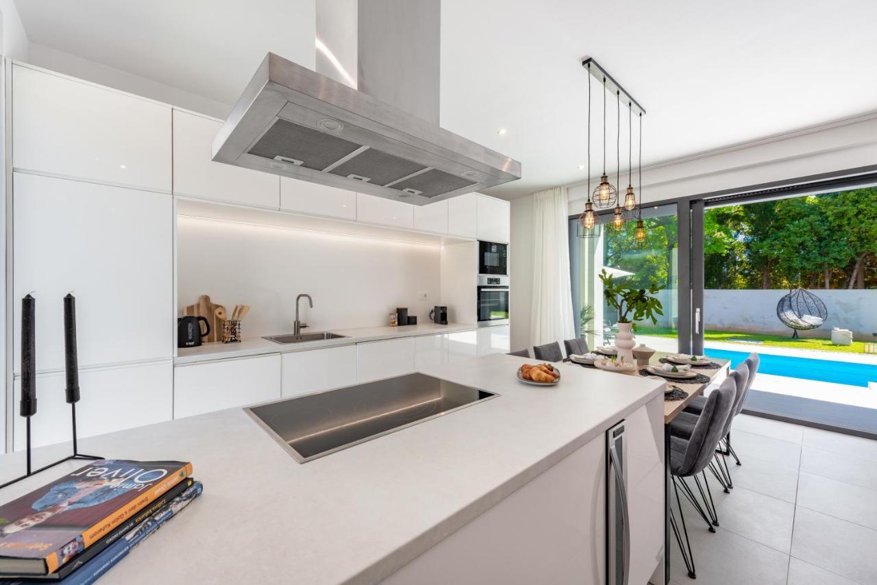 Villa Oasis - Your Luxury Home Away From Home Celopeci Exteriör bild